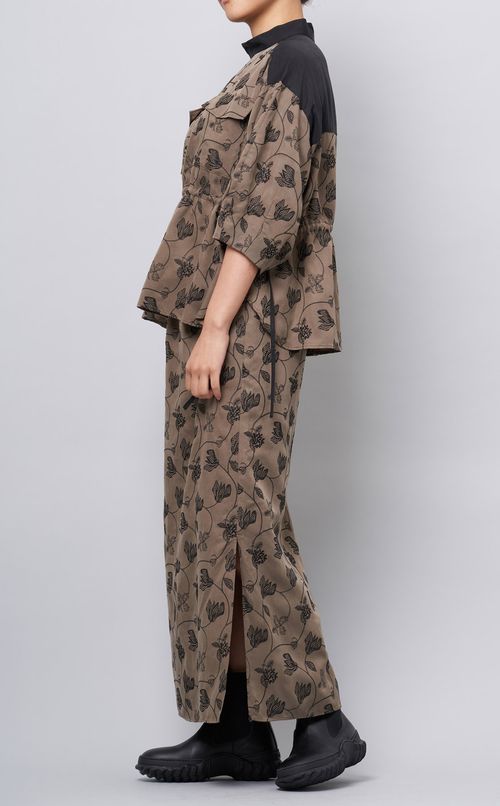 フラワー刺繍ハイネックブラウス