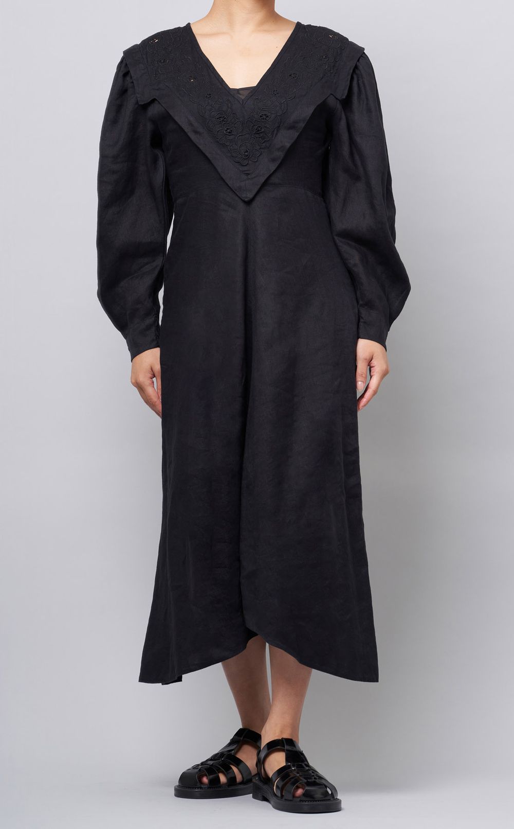 Vネックエンブロイダリーレースワンピース