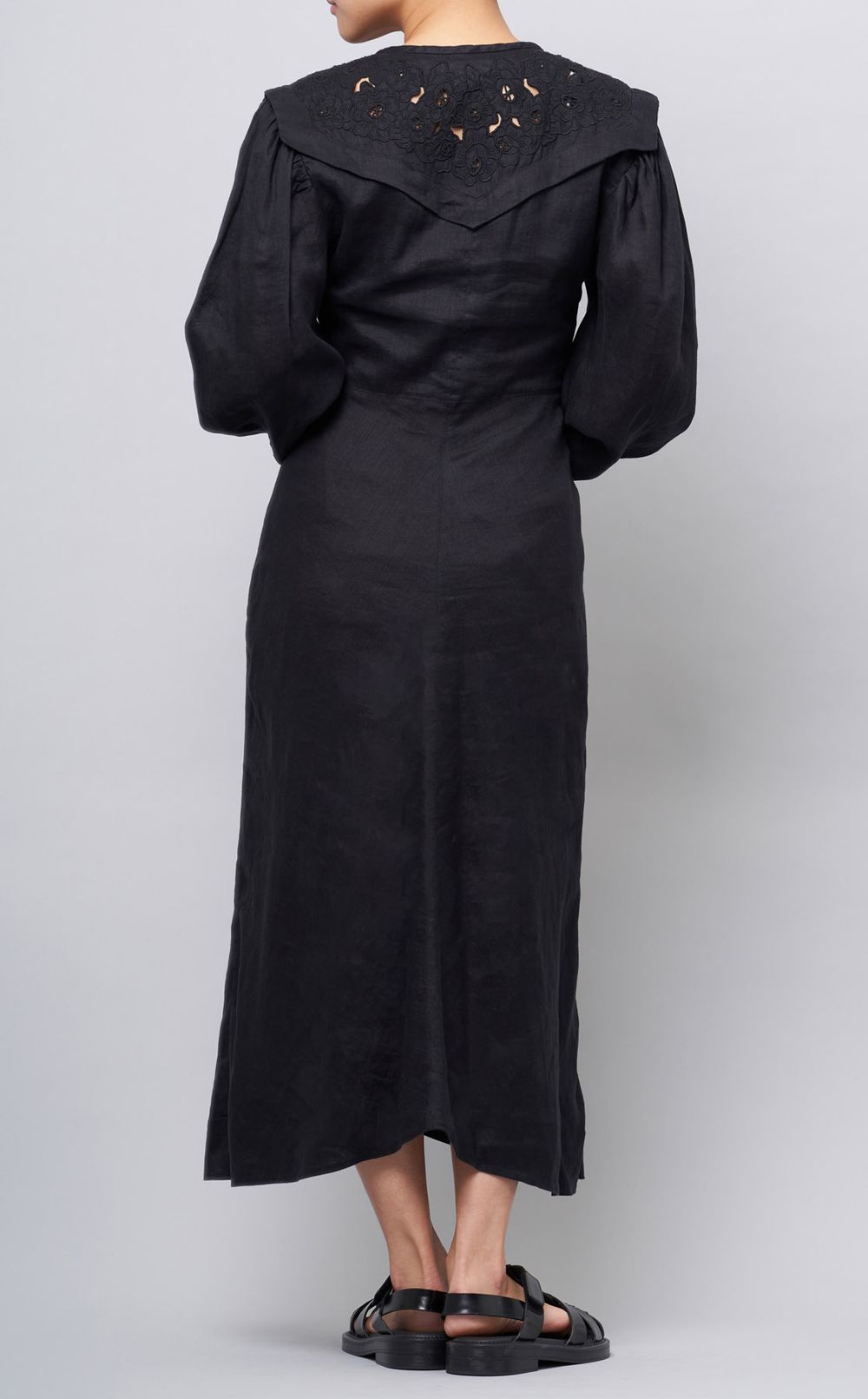 Vネックエンブロイダリーレースワンピース