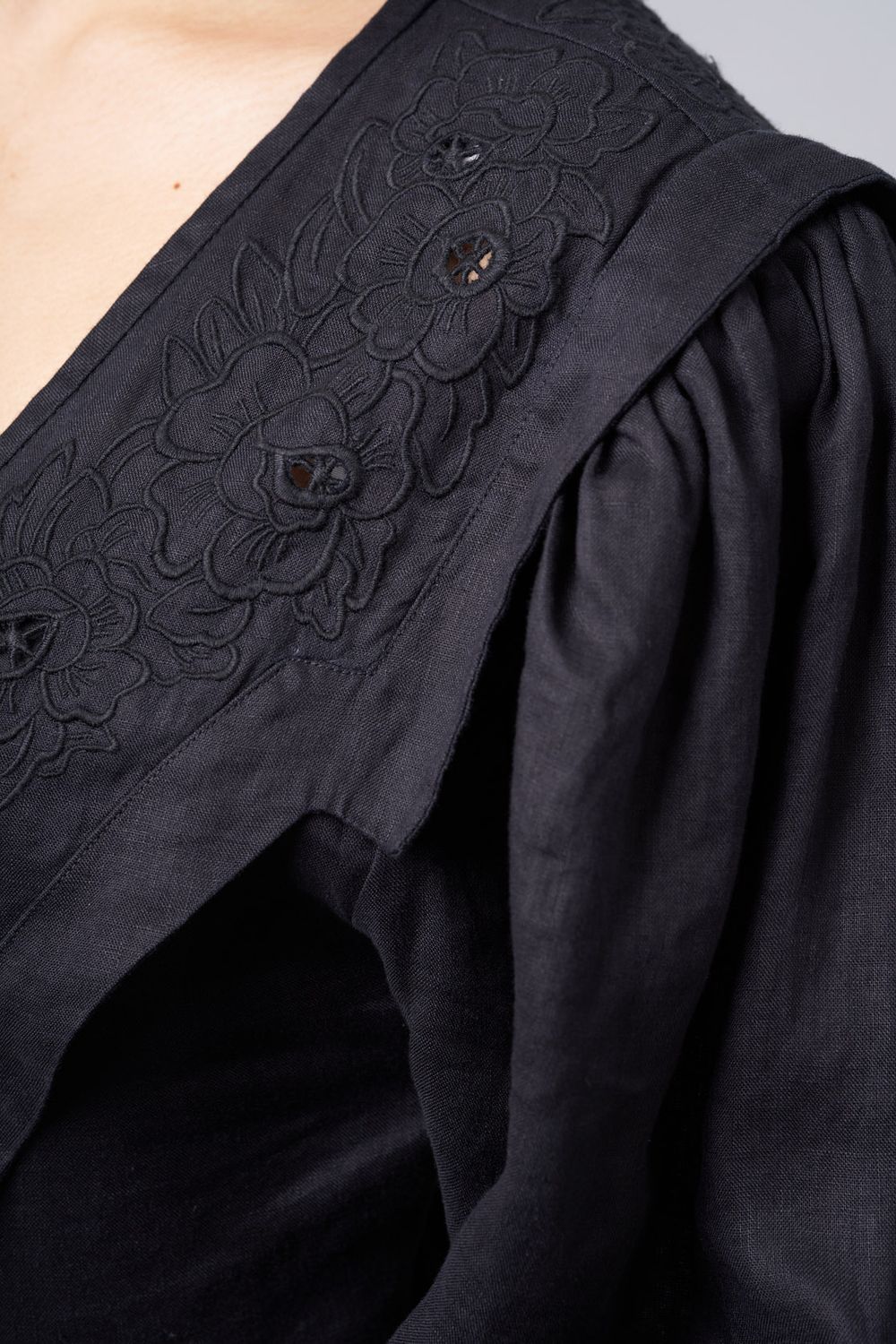 Vネックエンブロイダリーレースワンピース