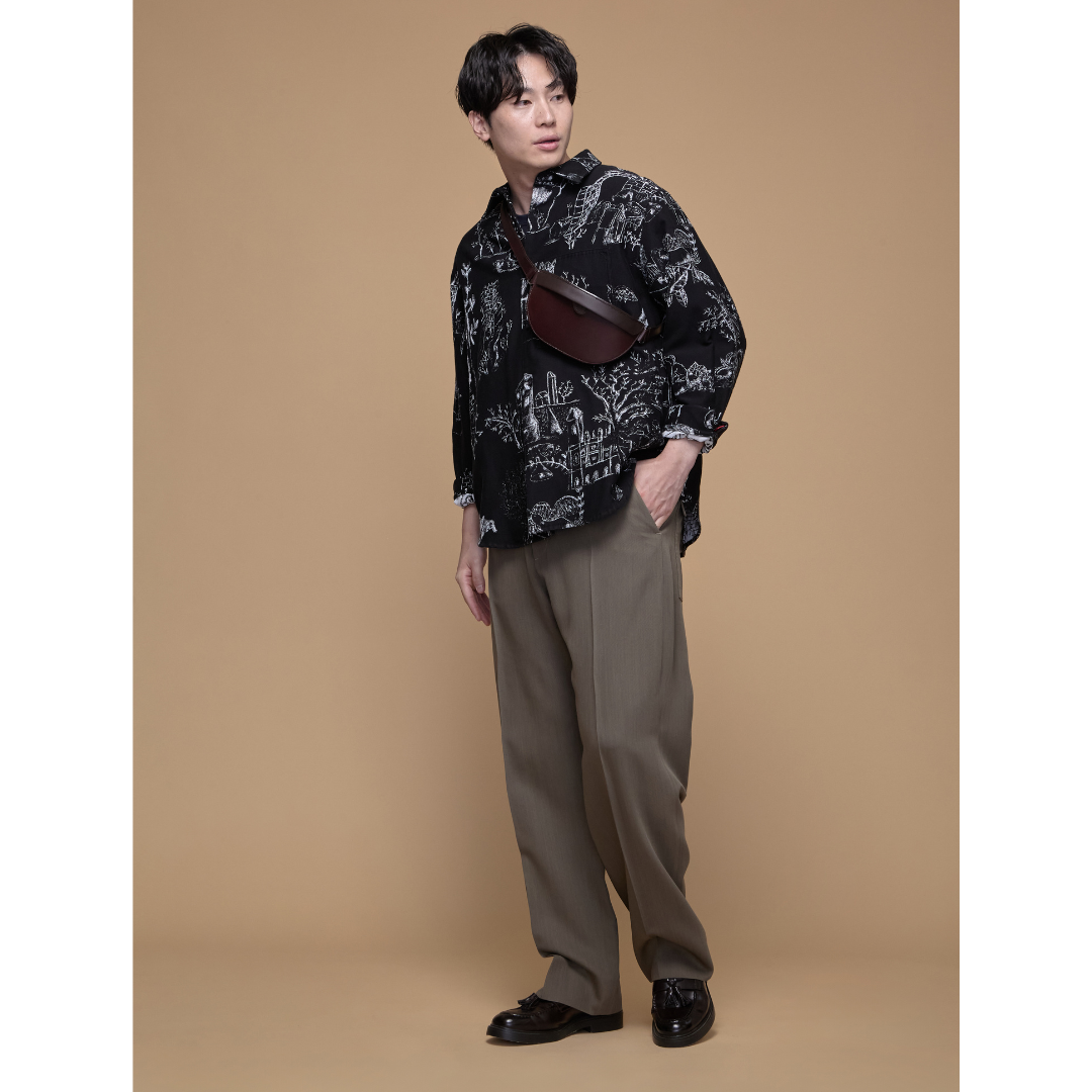 柄シャツにブラウンスラックスを合わせた30代におすすめの最高気温25度コーデ