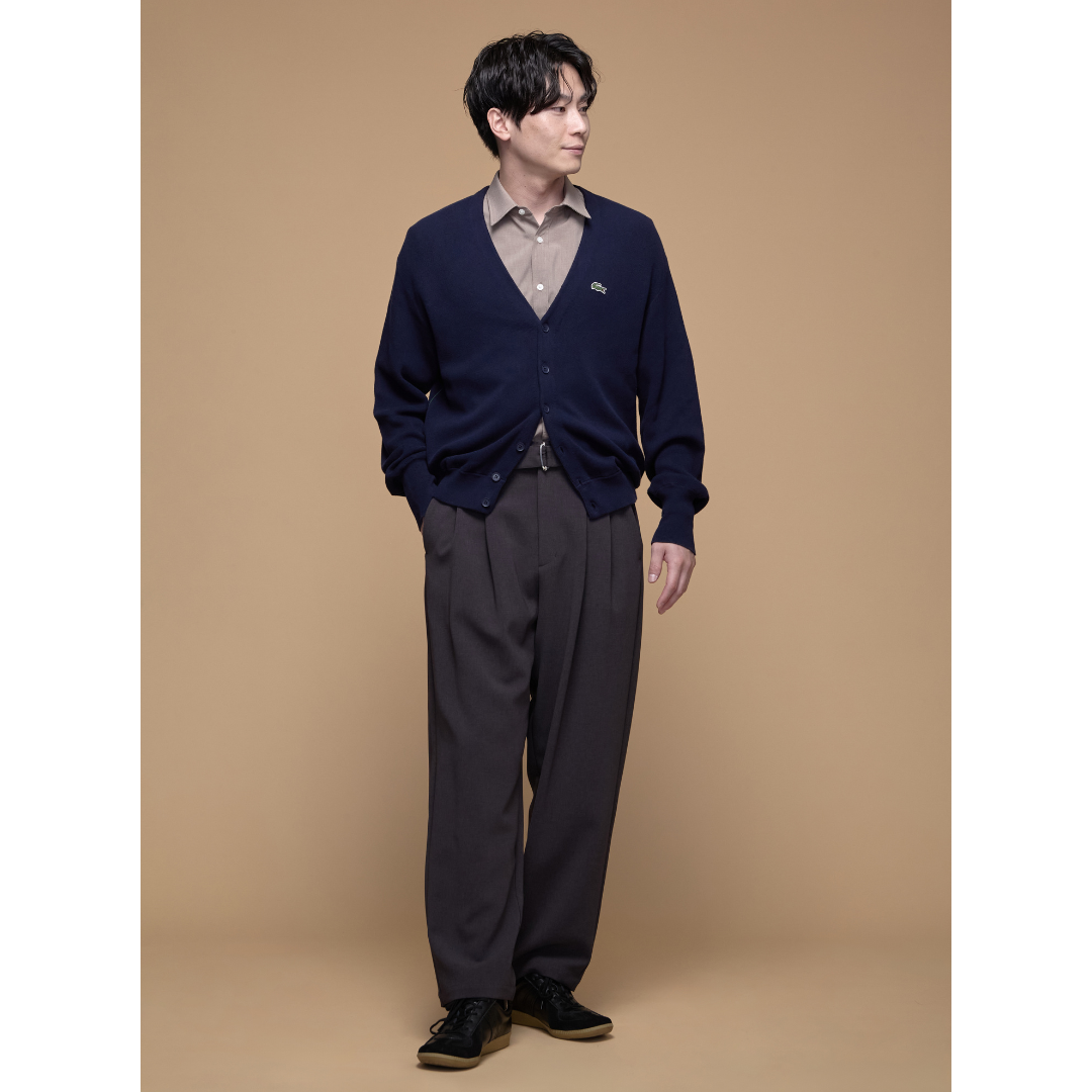 ネイビーカーディガンにブラウンスラックスを合わせた40、50代におすすめの最高気温25度コーデ