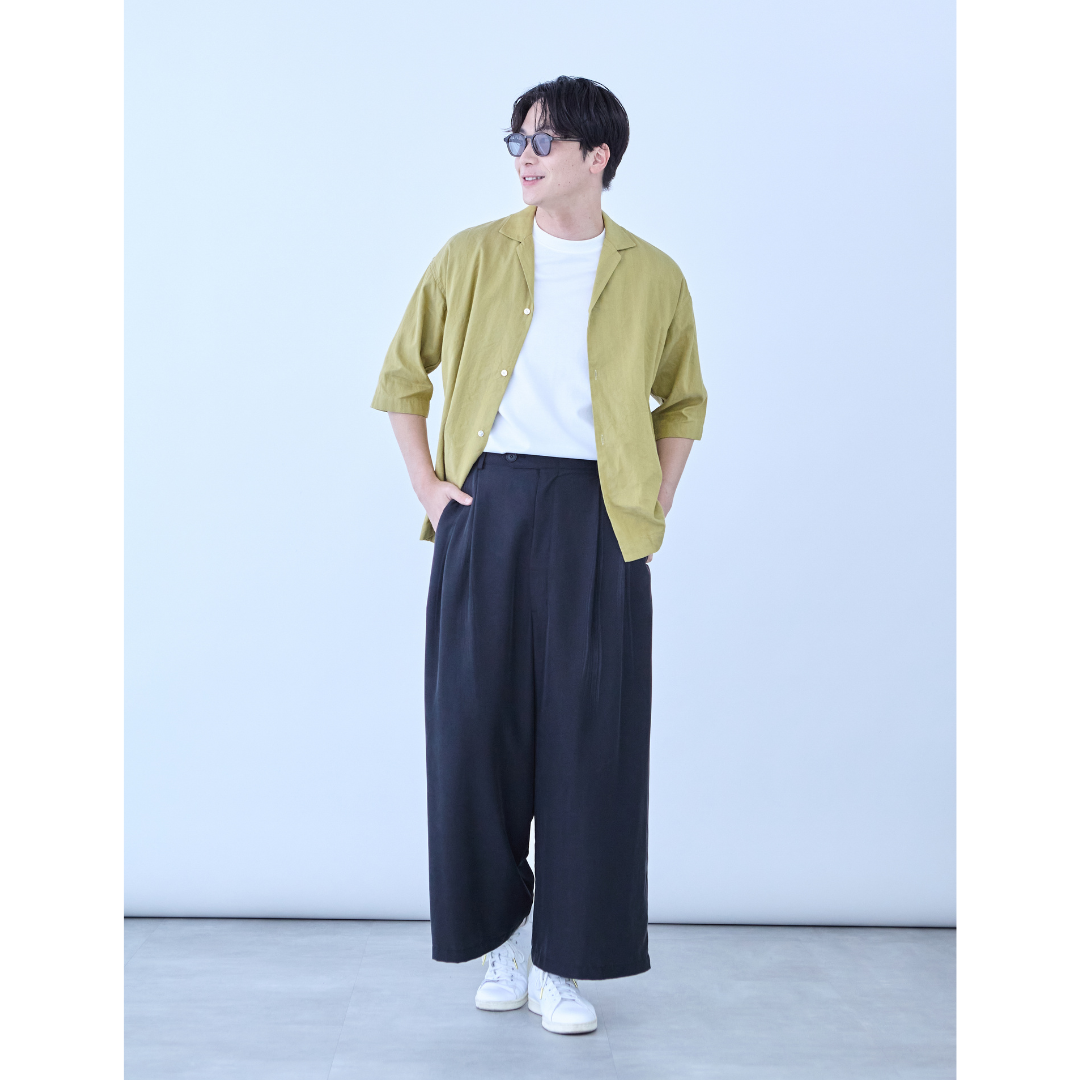 イエローカーディガンにブラックのワイドパンツを合わせた20代におすすめの最低気温25度コーデ