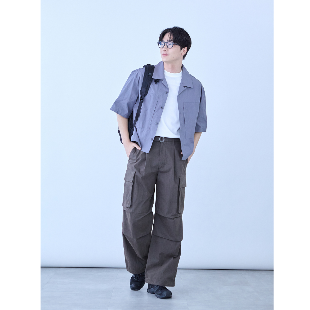 グレーシャツにオリーブのカーゴパンツを合わせた30代におすすめの最低気温25度コーデ