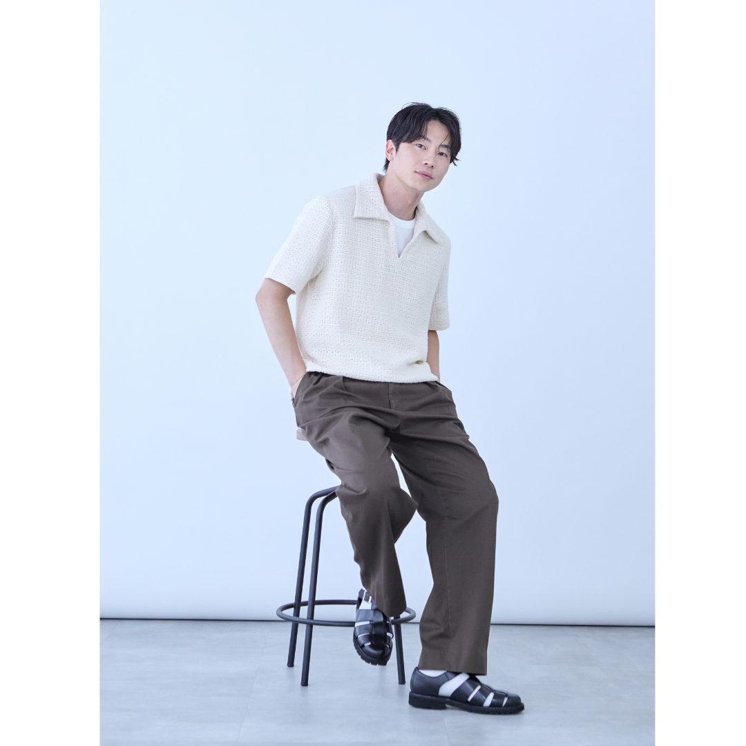 ベージュのスキッパーシャツにカーキスラックスを合わせた40~50代におすすめの最低気温25度コーデ