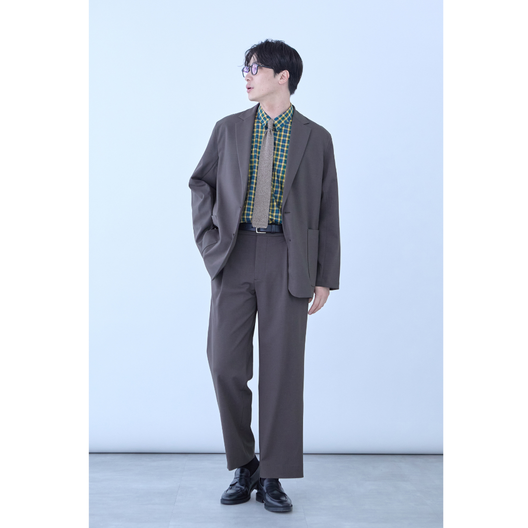 バーやカジュアルレストランでの結婚式の二次会にふさわしいブラウンセットアップ