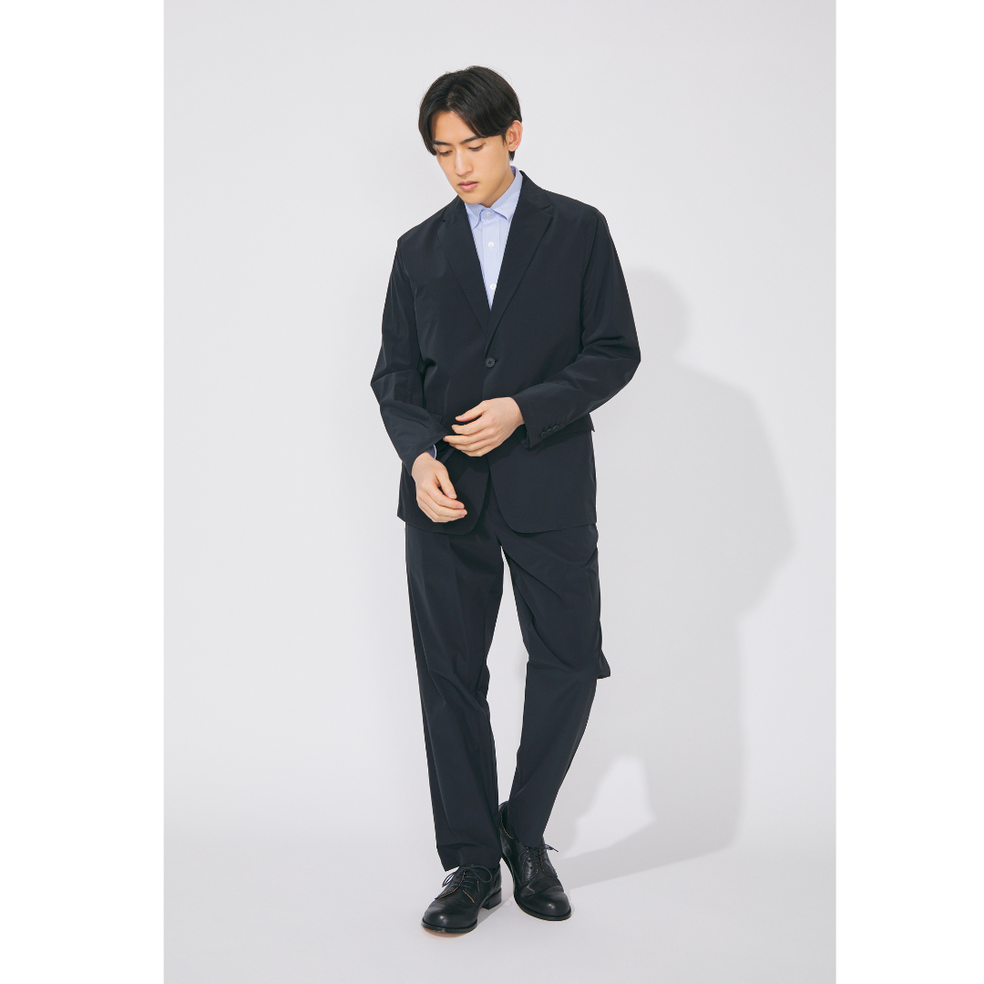 カフェや居酒屋での結婚式の二次会にふさわしいブラックセットアップ