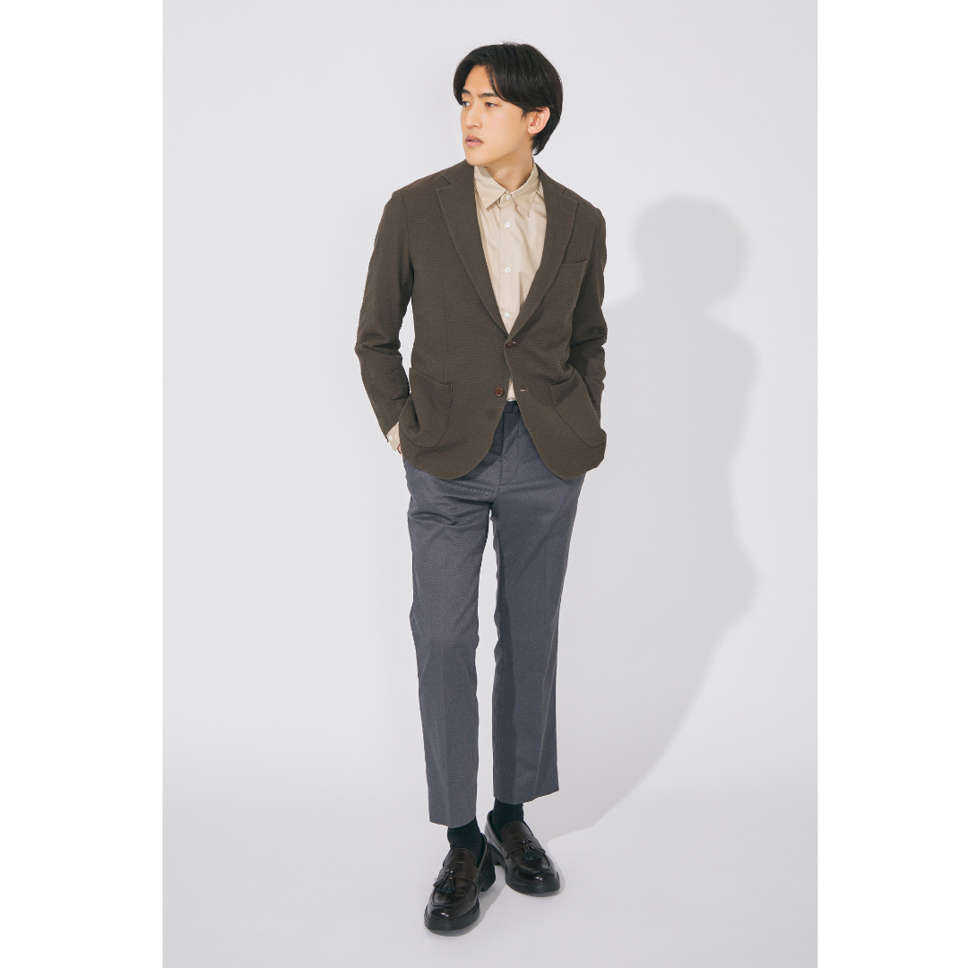 カフェや居酒屋での結婚式の二次会にふさわしいジャケパンスタイル