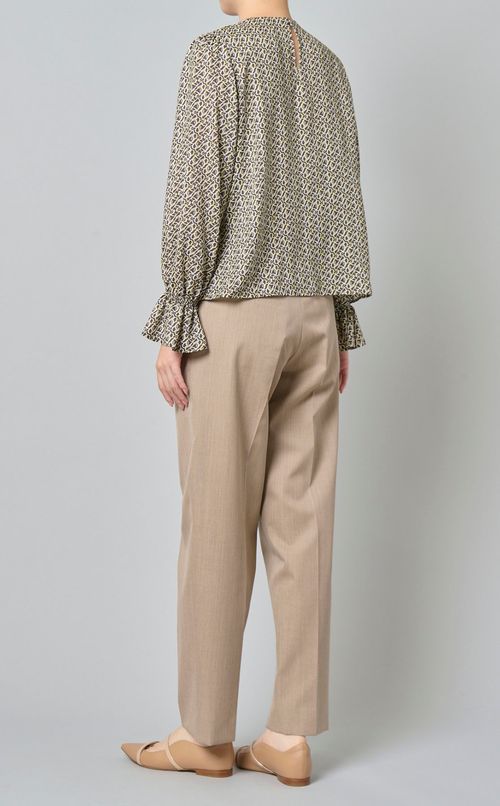 カリグラフィプリントタックブラウス