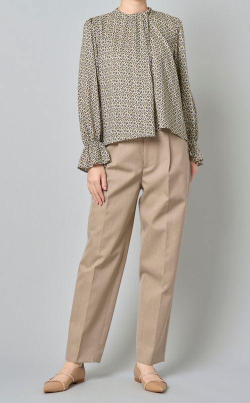 カリグラフィプリントタックブラウス