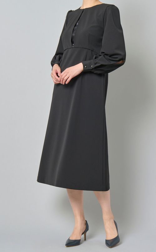 ギャザースリーブノーカラードレス