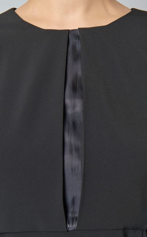 ギャザースリーブノーカラードレス