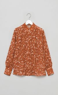 グラフィックプリントタックブラウス