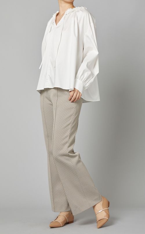 サテンフリルカラーブラウス