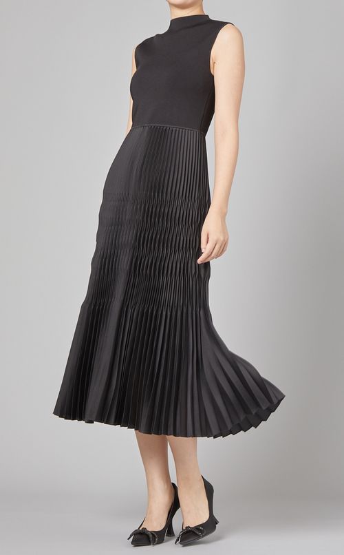 サテンプリーツワンピース