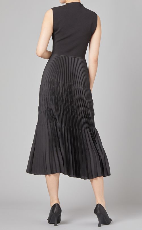 サテンプリーツワンピース