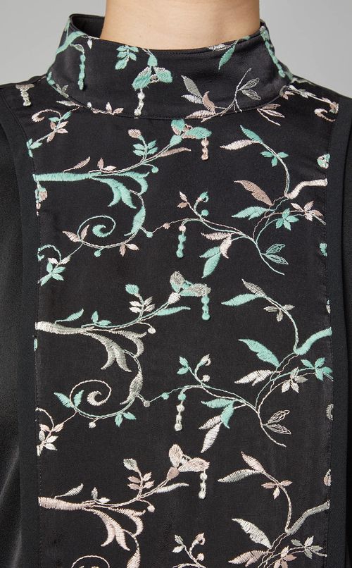 フラワー刺繍スタンドカラーブラウス