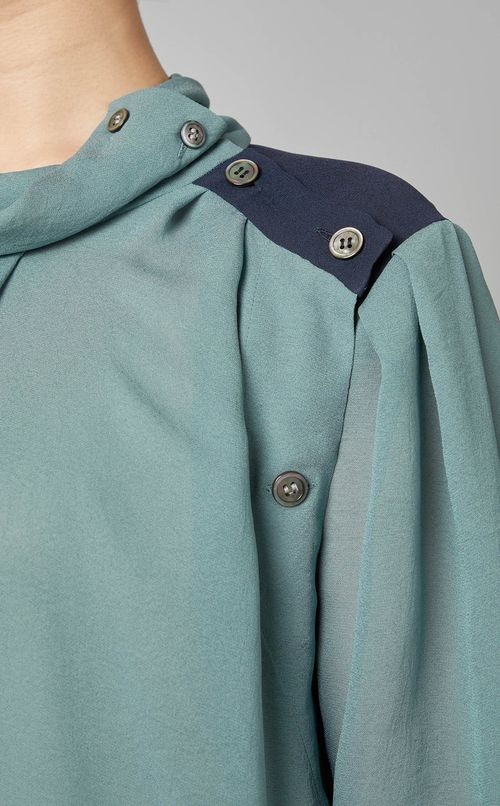 ハイネックデザインブラウス