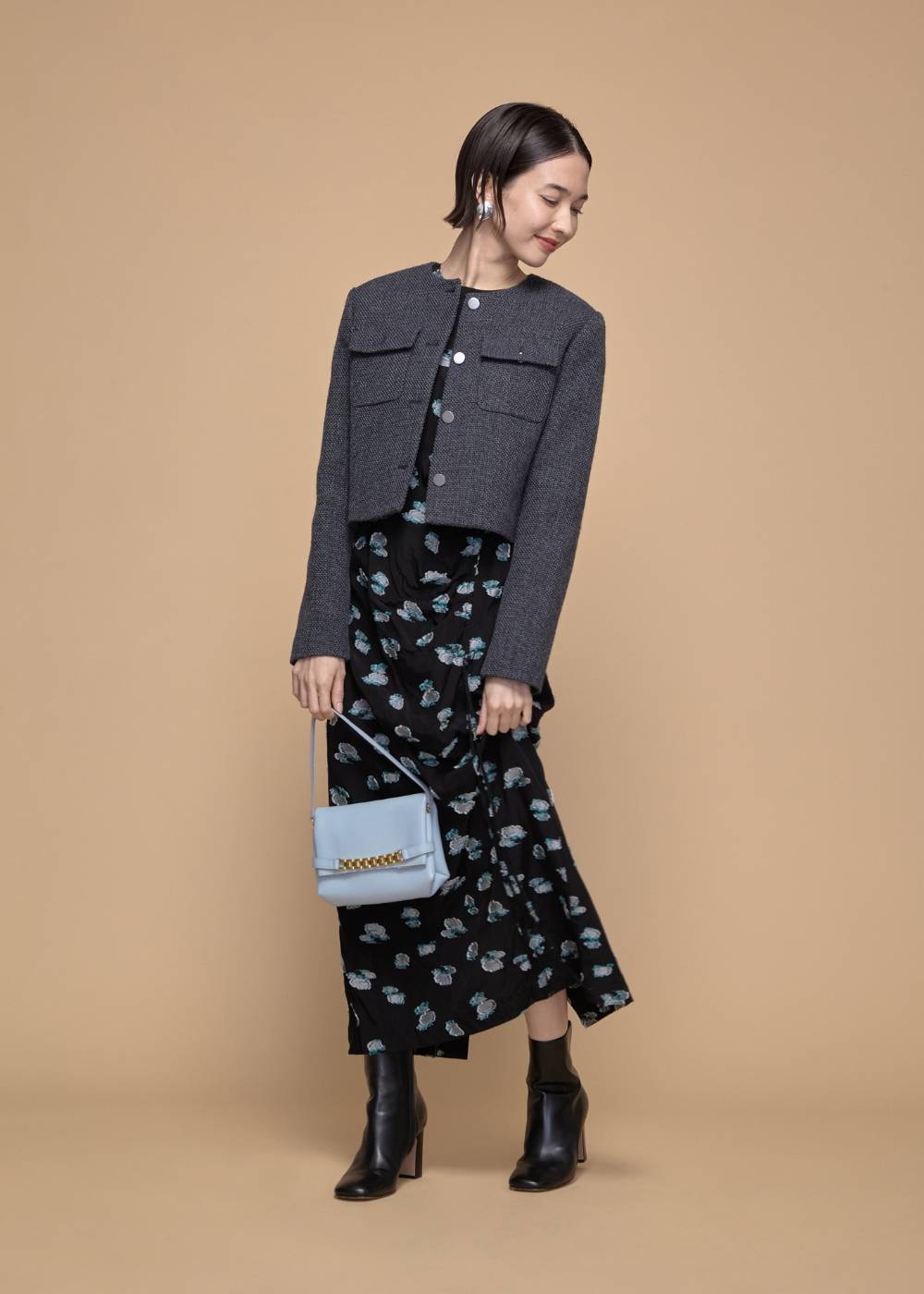 ショート丈のツイードジャケット×ワンピースのコーディネート