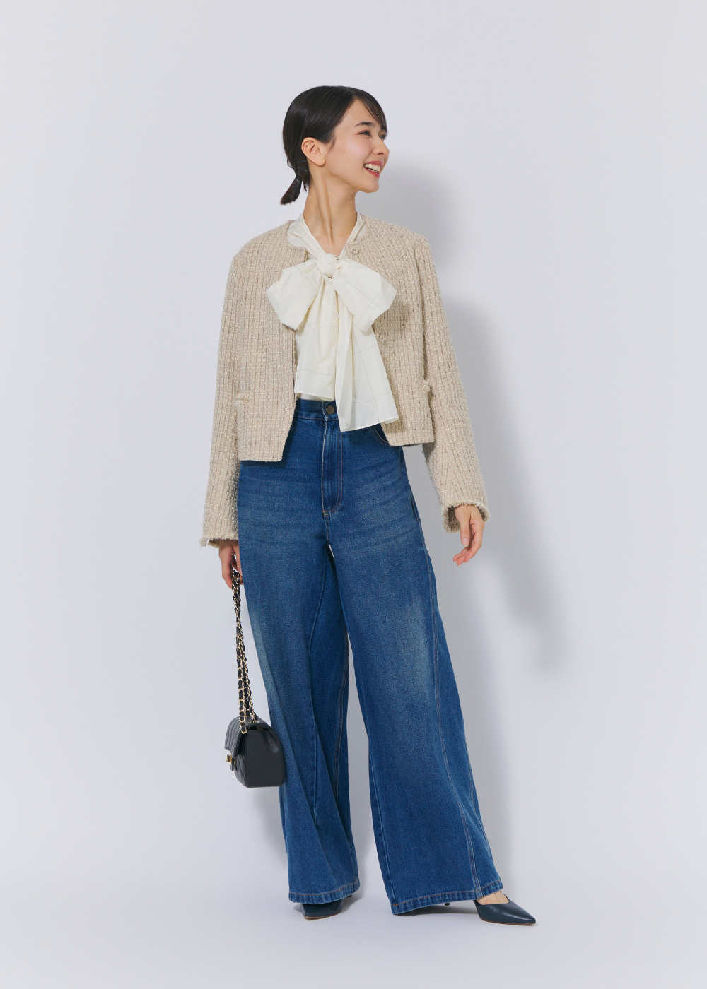 ベージュツイードジャケット×デニムのきれいめカジュアルコーデ