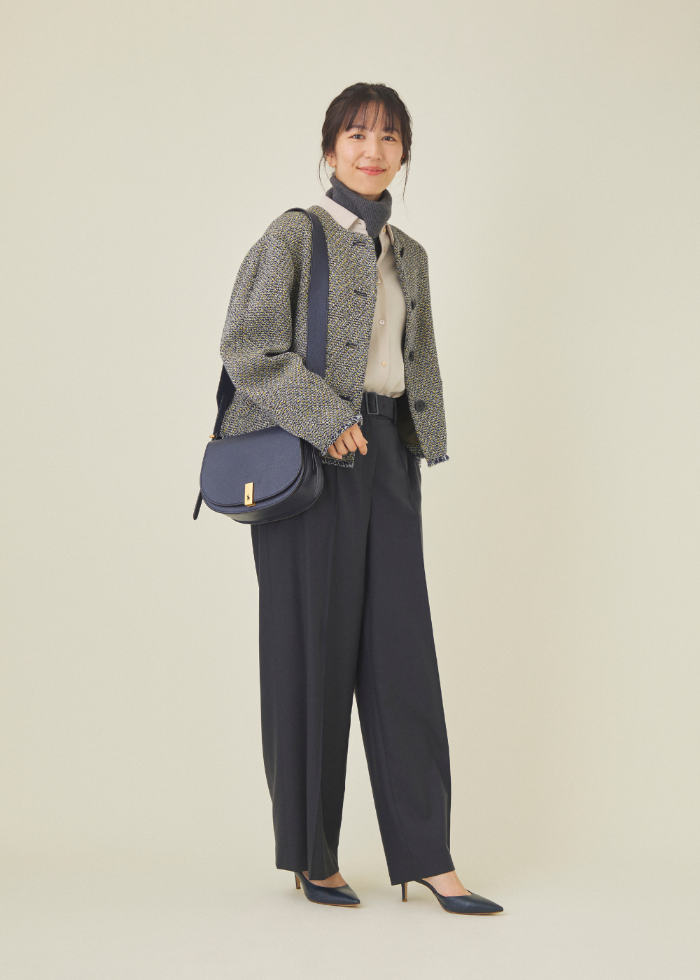 グレーのツイードジャケット×シャツのオフィスカジュアルコーデ