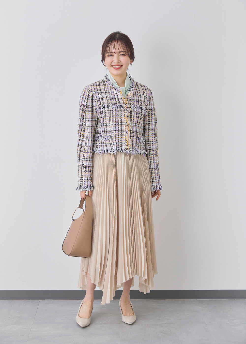 ツイードジャケット×プリーツスカートのオフィスカジュアルコーデ