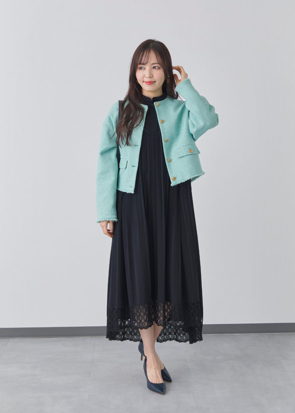 水色ツイードジャケット×ワンピースのオフィスカジュアルコーデ
