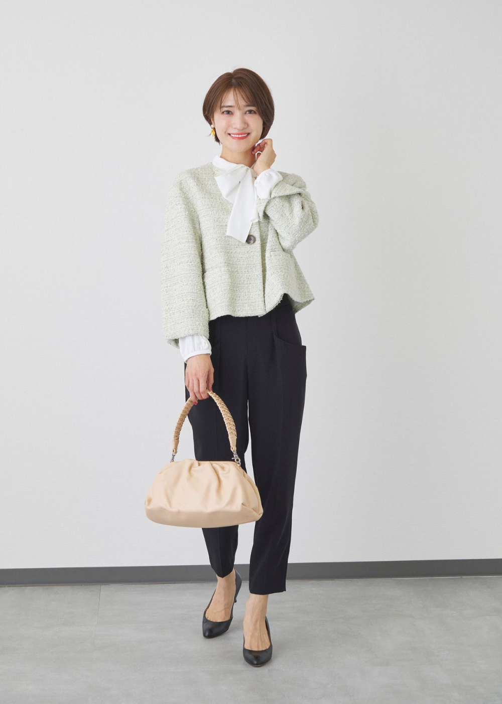 白ツイードジャケット×ボウタイブラウスの入学式コーデ