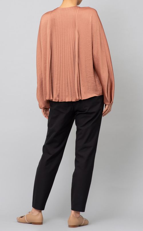 サテンプリーツブラウス