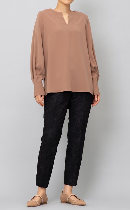 キーネックプルオーバーブラウス