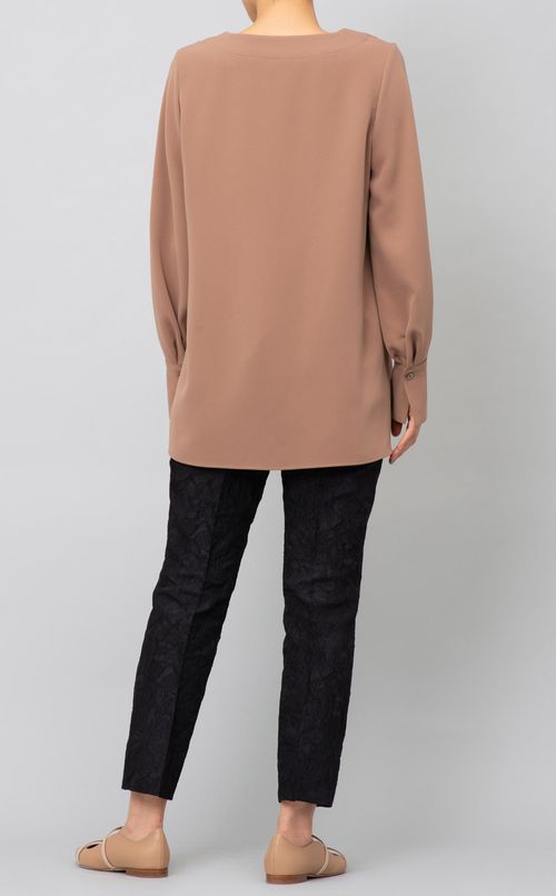 キーネックプルオーバーブラウス