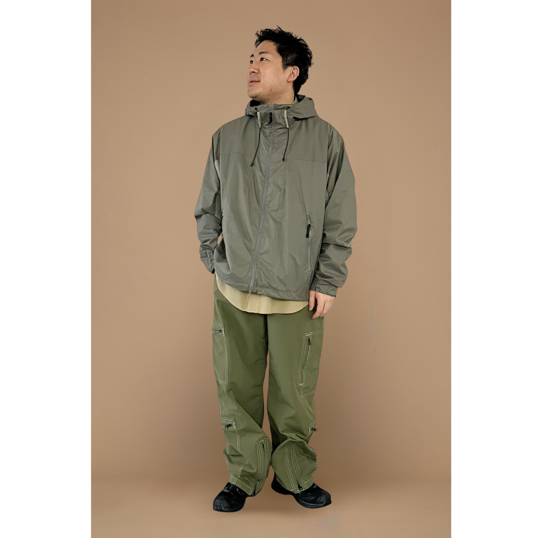 カーキのカーゴパンツにナイロンジャケットを合わせたミリタリースタイル