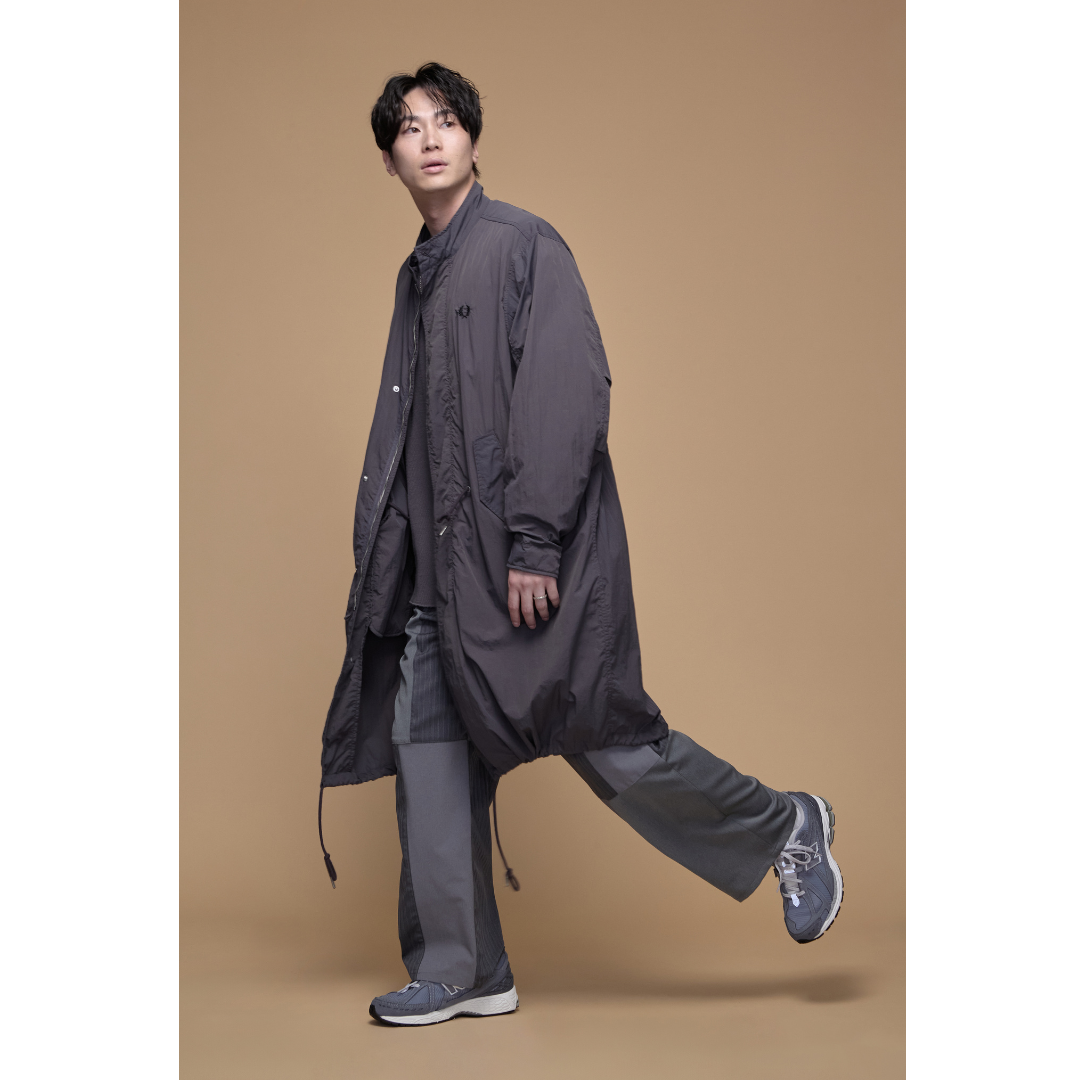 グレーのモッズコートを使用したミリタリースタイル