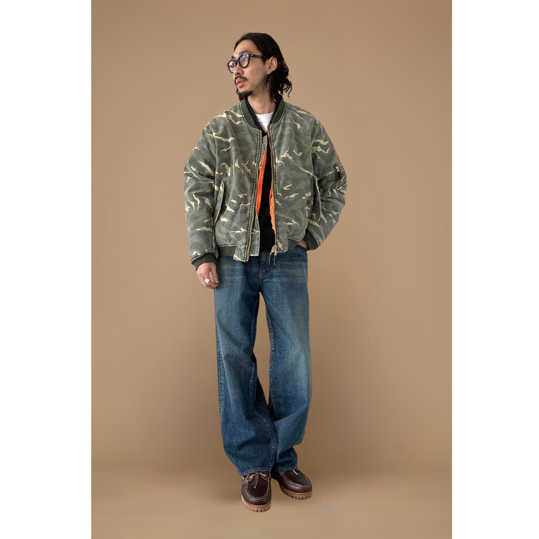 カモフラ柄のMA-1にデニムパンツを合わせたミリタリースタイル