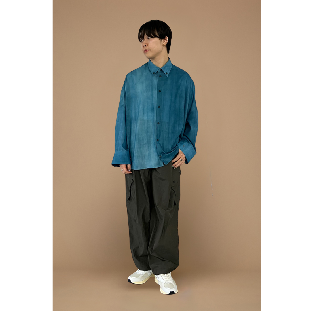 ブルーシャツにグレーカーゴパンツを合わせたミリタリースタイル