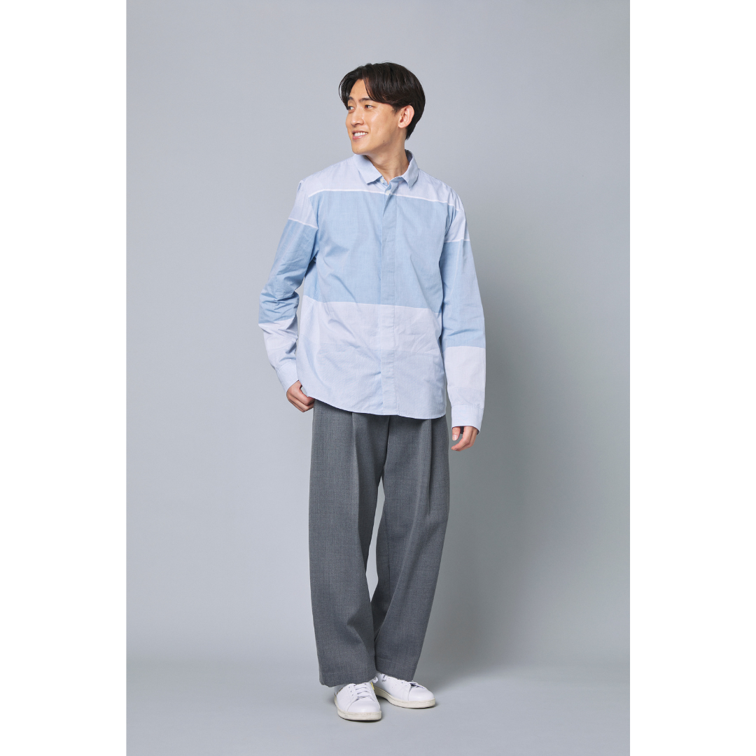 ブルーシャツ×グレースラックスの秋のきれいめカジュアル