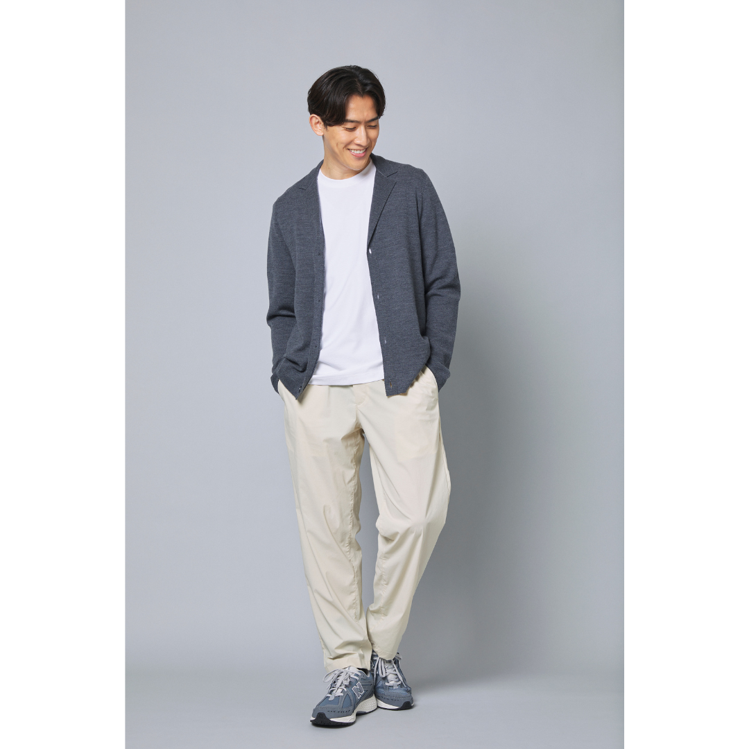 グレーカーディガン×アイボリーパンツの最高気温20度におすすめのメンズコーデ