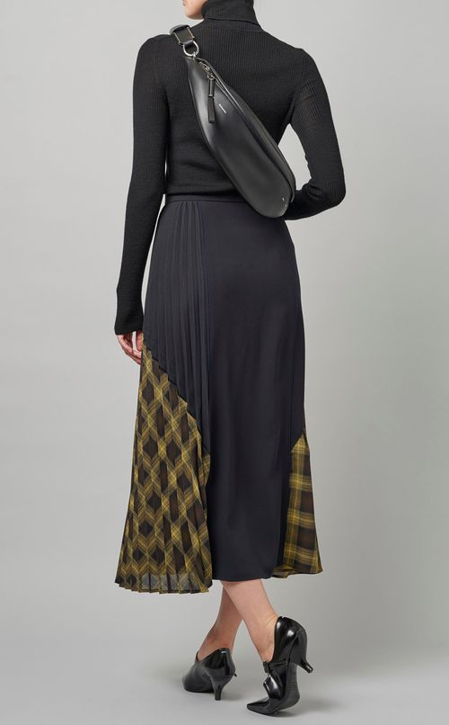 三日月型ショルダーバッグ