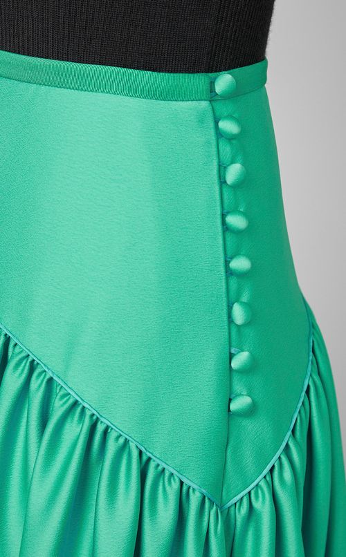 くるみボタンサテンフレアスカート