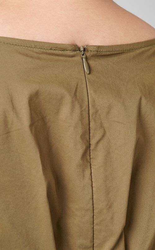 バックプリーツブラウス