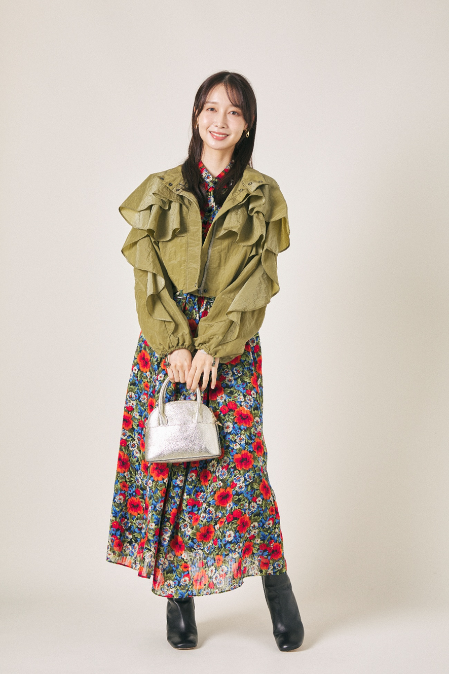 11月の服装としておすすめの花柄ワンピース×カーキのショート丈ジャケットのコーディネート。