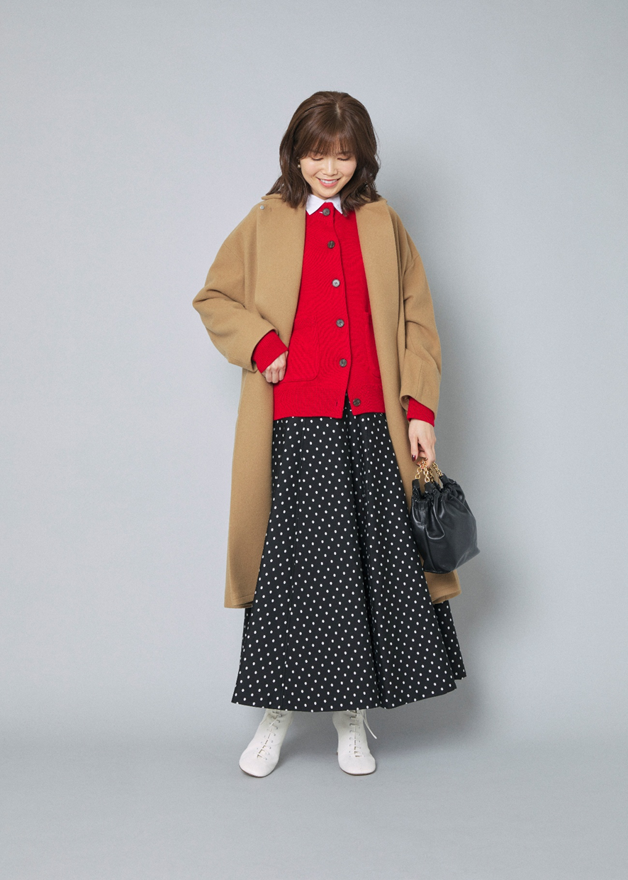11月の服装としておすすめのシャツ×ニット×ロングコート×スカートのコーディネート。