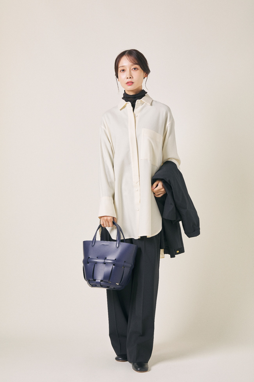 11月の服装としておすすめのシアートップス×シャツ×ワイドパンツのコーディネート。