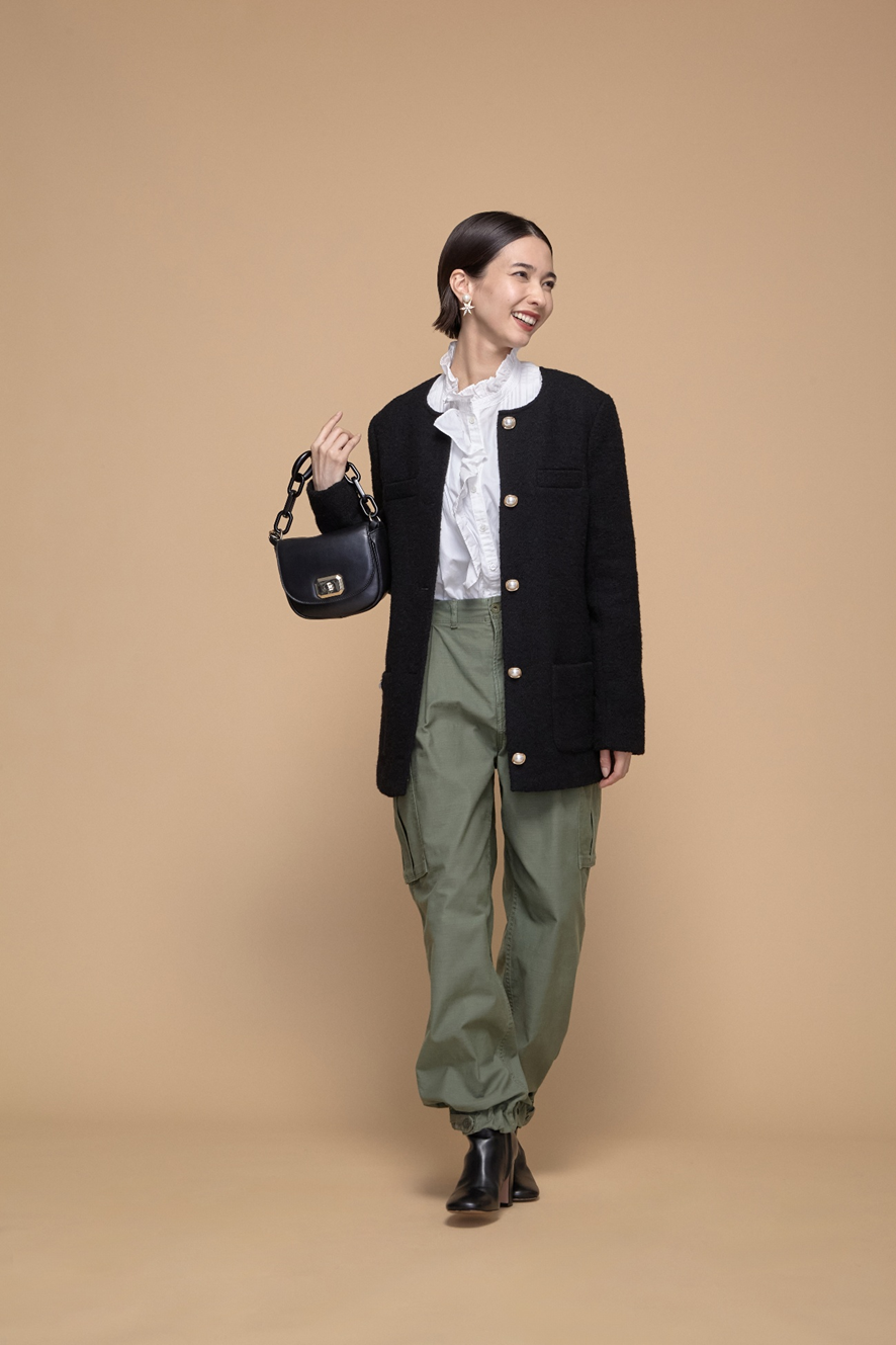 11月の服装としておすすめのシャツ×ツイードジャケット×カーゴパンツのコーディネート。