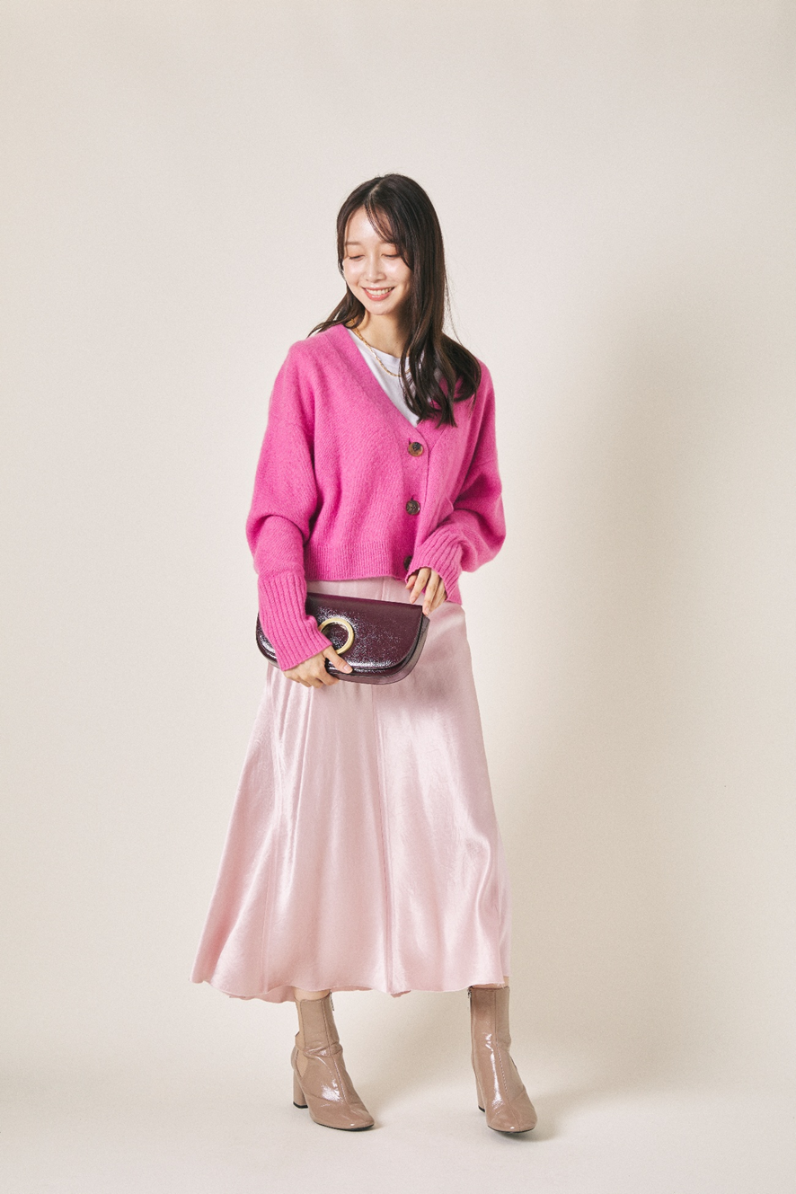 11月の服装としておすすめのTシャツ×ニットカーディガン×スカートのコーディネート。