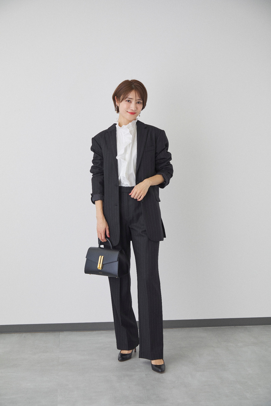 11月の服装としておすすめのブラウス×スーツのセットアップのコーディネート。