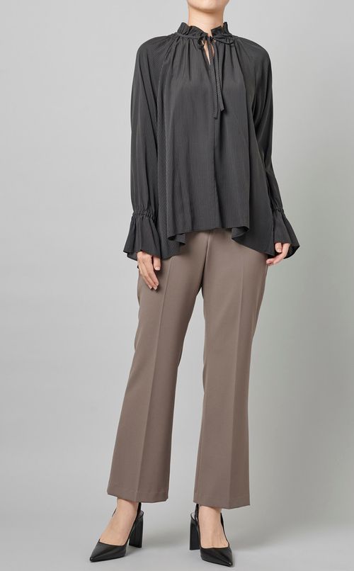 フリルカラーブラウス