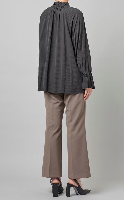 フリルカラーブラウス