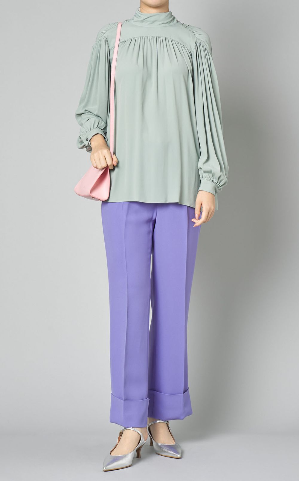 シルク混ギャザーハイネックブラウス