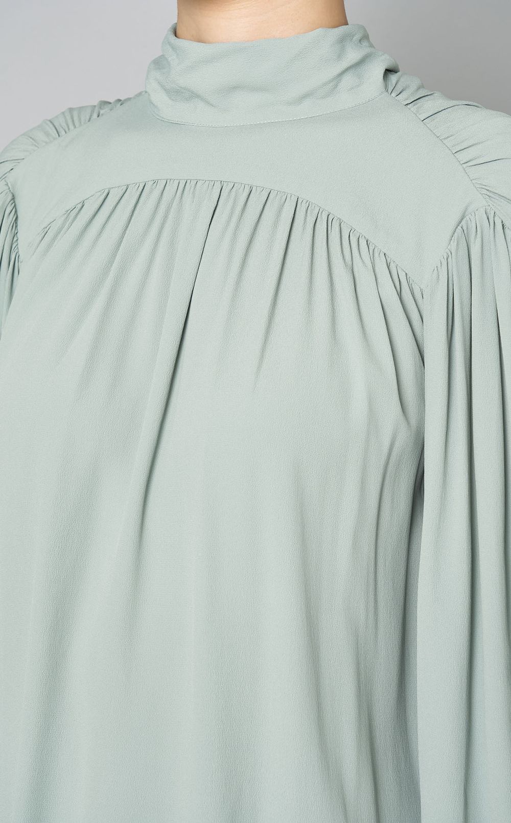 シルク混ギャザーハイネックブラウス